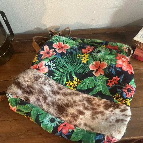 Myra Bag - Crossbody with Hawaiian Print and Cow Hide - Picture 1 of 5